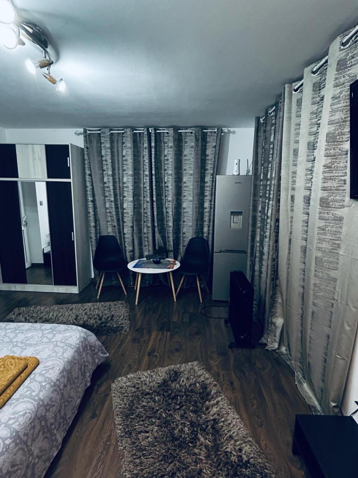 Ferienwohnung Amazing 1 Bed Flat Craiova Exterior foto